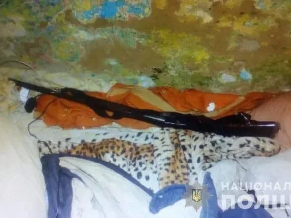 П'яний чоловік вистрелив у двері і вбив брата