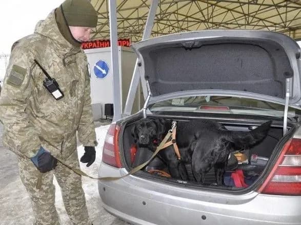 У чергах на КПВВ на Донбасі зібралось майже 300 авто