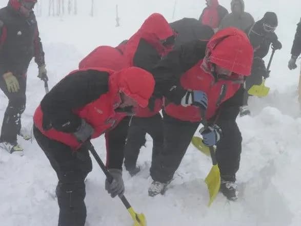 У Карпатах шукають тіло загиблого під лавиною туриста