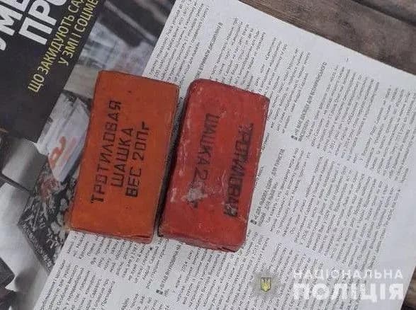 На зупинці громадського транспорту виявили тротилові шашки