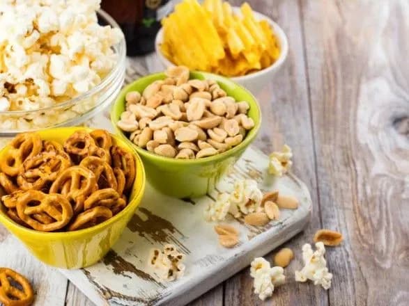 Ученые назвали опасный "химикат", содержащийся в снэках