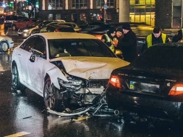 На столичній площі Перемоги сталася ДТП за участю декількох авто, є загибла