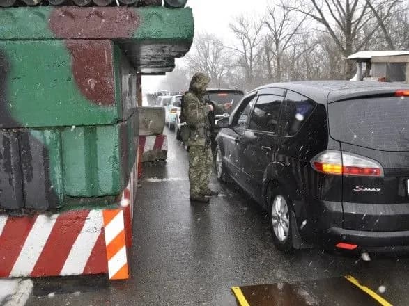 У чергах на КПВВ на Донбасі зібралось 260 авто