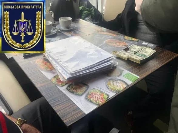 На гарячому затримано посередників з грошима для підкупу чиновників "Військторгсервісу"