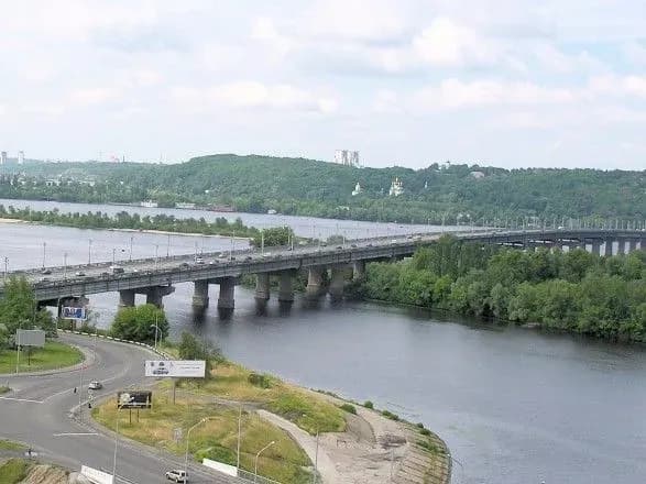 У Києві на два тижні обмежать рух мостом Патона