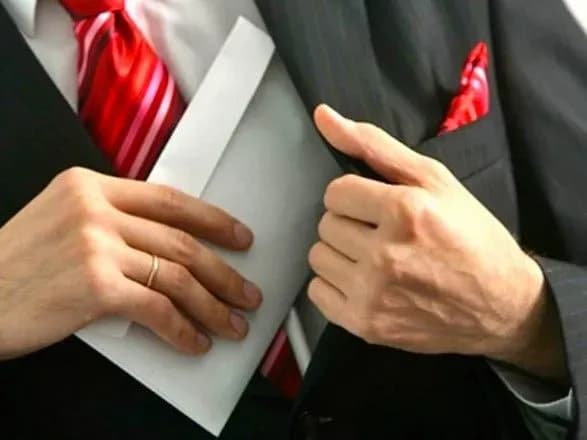 Чиновник виконавчої служби погорів на хабарі у 500 тис. грн