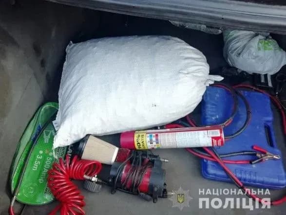 У порушника ПДР у багажнику знайшли мішок з бурштином
