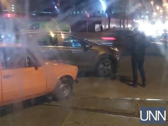 У Києві на Куренівці через ДТП зупинились трамваї