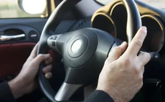 Чоловік на авто наїхав на агітаційний намет кандидата у президенти