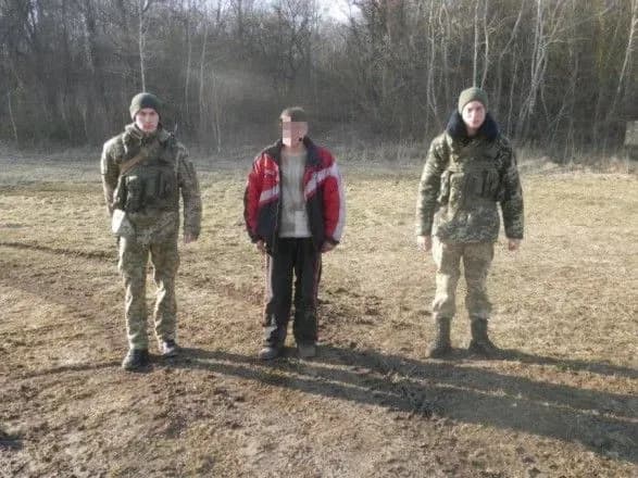 Біля кордону з Польщею знайшли українця без документів та викрадене авто