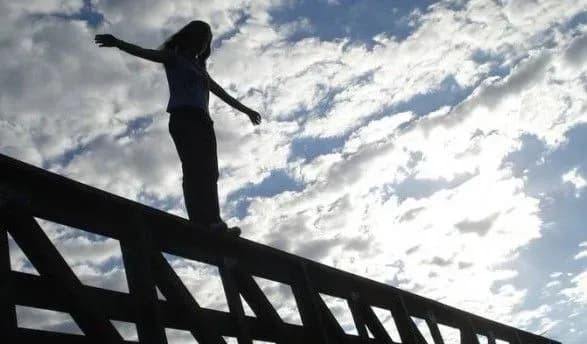 Молода дівчина розбилася на смерть, впавши з даху недобудови