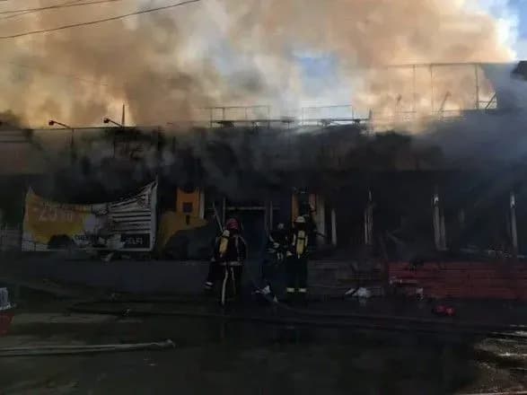 У Кривому Розі кілька годин гасили масштабну пожежу торговельних павільйонів