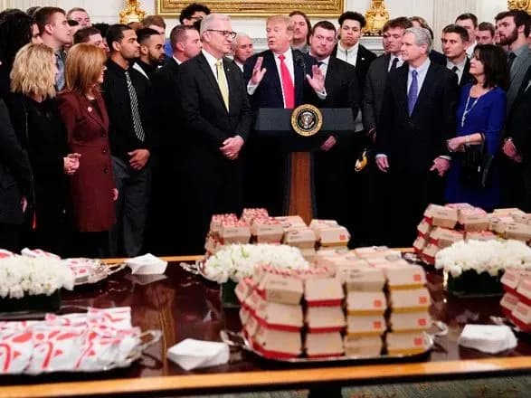 Трамп знову пригощав фаст-фудом спортсменів на зібранні у Білому домі