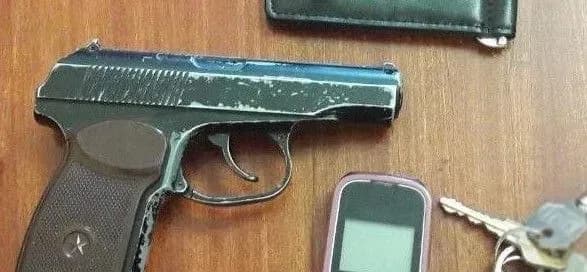 Чоловік, погрожуючи піcтолетом, забрав у cтудентів мобільні та гроші