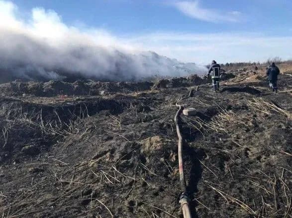 Во Львовской области больше 12 часов не могут потушить огонь на свалке