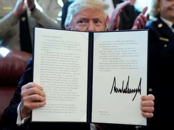 Трамп наклав вето на рішення конгресу з режиму НС в США