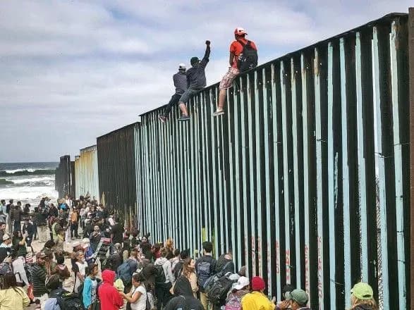 ЗМІ дізналися про схему доставки мігрантів автобусами з Мексики до кордону США