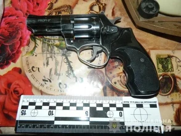 Киянин випадково застрелив матір із револьвера