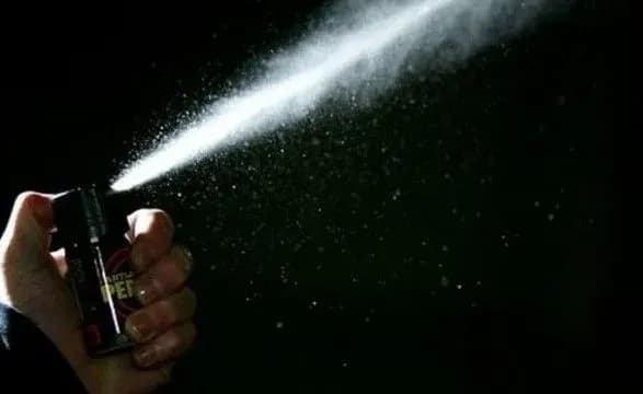 Чоловік бризнув з газового балончика в обличчя поліцейським
