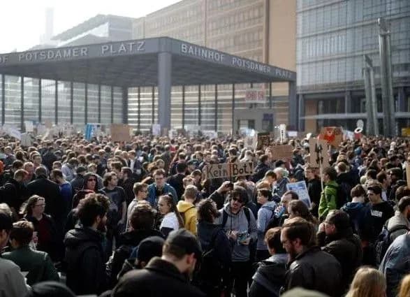 У ФРН тисячі жителів вийшли на акції за "порятунок інтернету"