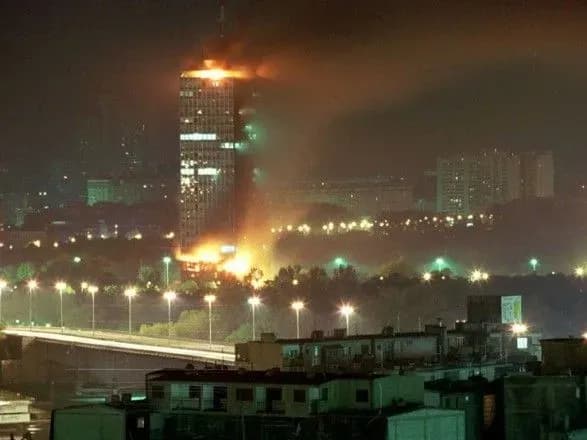 У Сербії радикали спалили прапори ЄС та НАТО в річницю ударів по Югославії