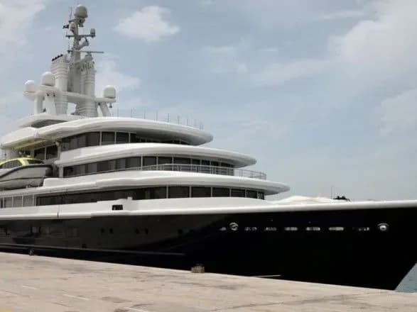 Суд у Дубаї зняв арешт із яхти вартістю понад 400 мільйонів доларів, що належить російському мільярдеру