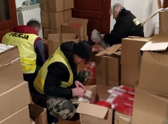 Українців у Польщі арештували за роботу на незаконній фабриці цигарок