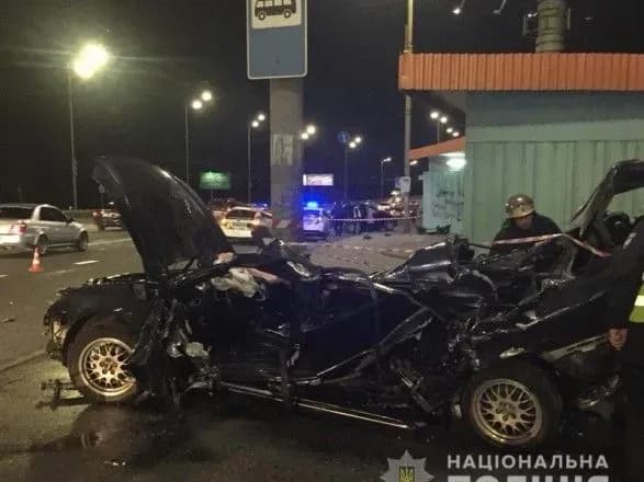 Смертельное ДТП на столичном мосту: легковушка на скорости влетела в электроопору