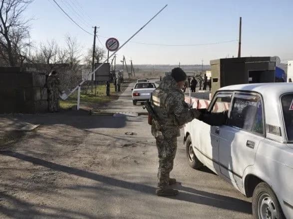 Понад 200 авто зібрались у чергах на КПВВ на Донбасі