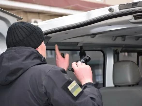 Румун намагався провезти через кордон цигарки, сховавши їх в запасному колесі автомобіля