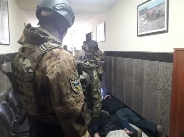 "Тітушки" увірвалися до Служби автодоріг в Одеській області