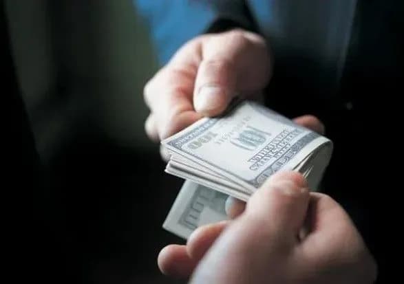 Чиновника Нацполіції на Прикарпатті спіймали на хабарі