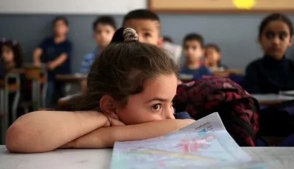 Приблизно у 50% шкіл у містах діти навчаються у переповнених класах