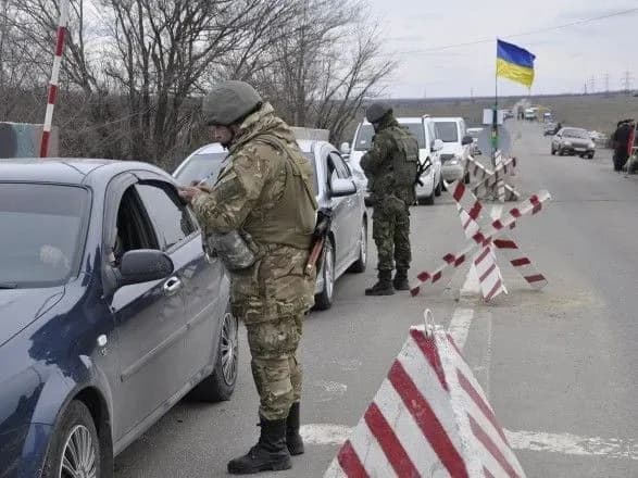 На Донбасі у чергах на КПВВ застрягли 195 автомобілів