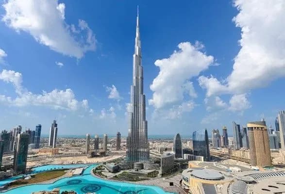 Блискавка вдарила у найвищий у світі хмарочос