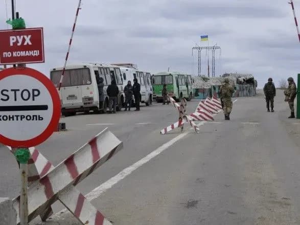 У чергах на КПВВ на Донбасі зібралось понад 200 авто