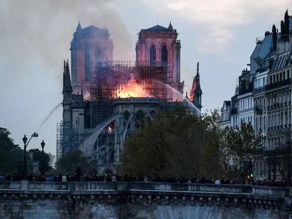 Конструкции и башни собора Парижской Богоматери спасены - спасатели