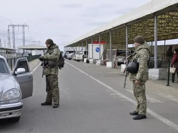 У чергах на КПВВ на Донбасі зібралися понад 100 автомобілів