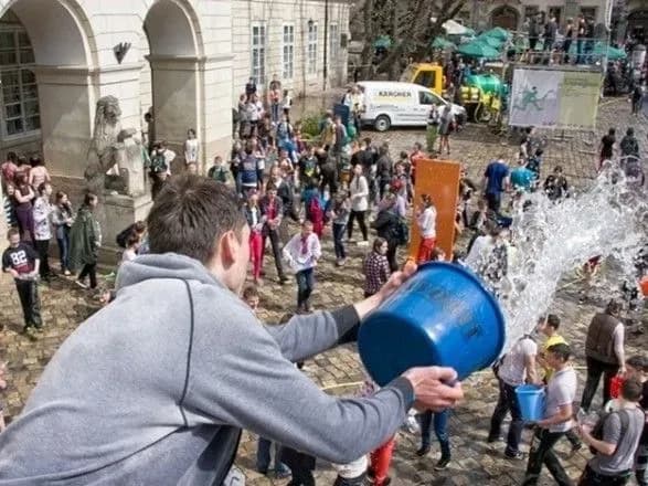 В Україні сьогодні відзначають Поливаний понеділок