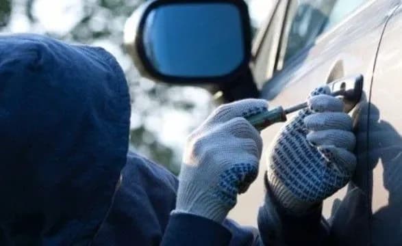 У Рівному чоловік викрав три елітних позашляховика