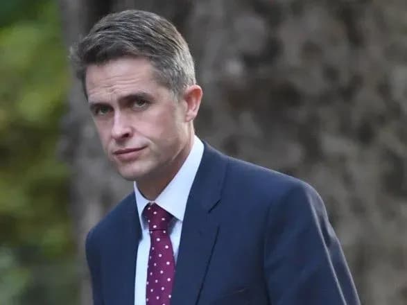 Главу британського міноборони звільнили за слова про Мей і плани втягнути армію в війну - ЗМІ