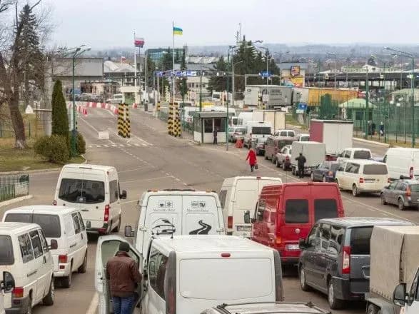 За менш як три доби до Польщі виїхало понад 9 тис. автомобілів