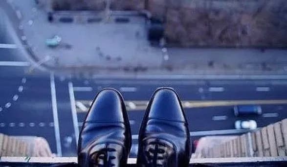 Чоловік вистрибнув з балкона 9-го поверху