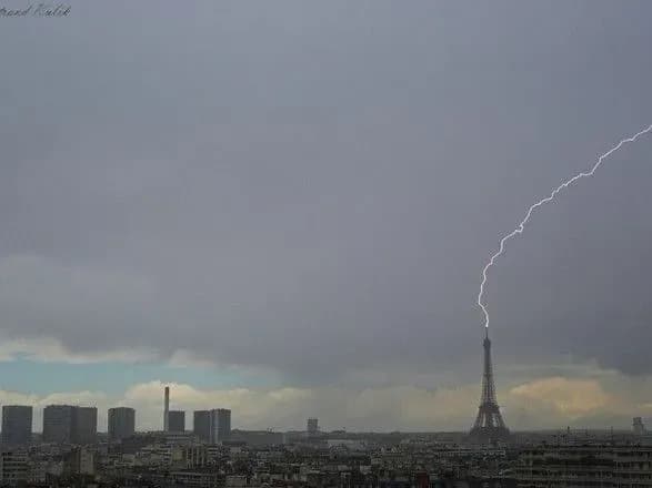 Фотограф заснял молнию, ударившую в Эйфелеву башню