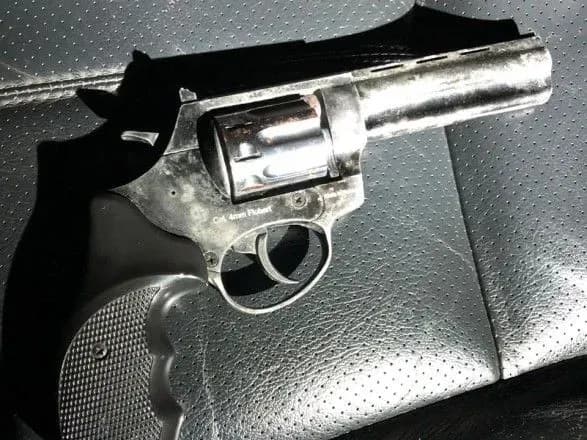 Украинец, возвращаясь домой, прихватил с собой пистолет