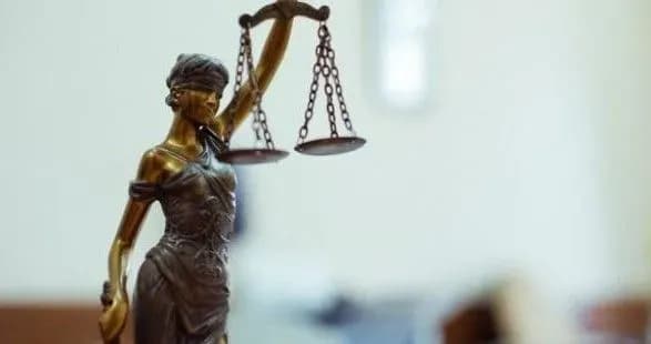 Зеленському оголосили штраф за демонстрацію бюлетеня