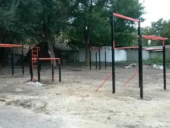 В Одесі знайшли повішеного чоловіка на спортмайданчику