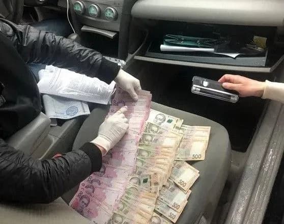 Викритому на хабарі податківцю оголошено про підозру
