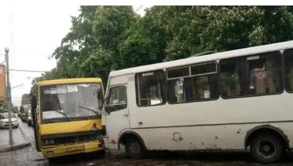 Через зіткнення двох маршруток у Львові постраждали 5 осіб