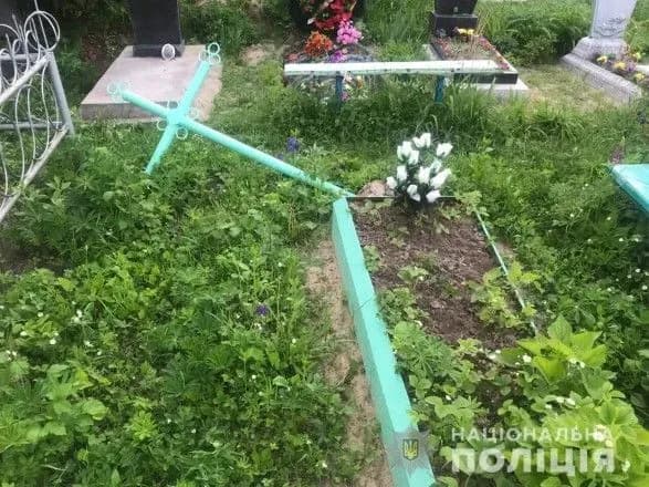 Підліток пошкодив 60 могил на кладовищі